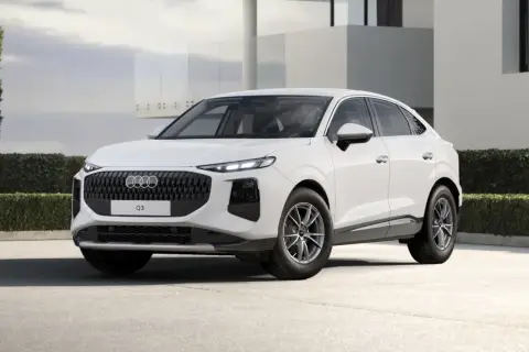 Białe Audi Q3 Sportback na tle nowoczesnego budynku.