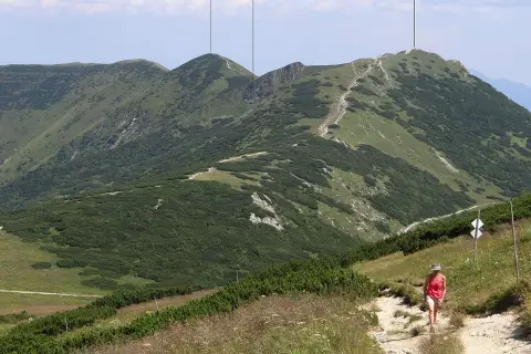 Szlak turystyczny na szczyt Chleb w Małej Fatrze. Widok na górzysty krajobraz z zielonymi zboczami i ścieżką.