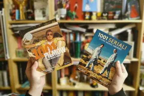 Dwie książki: "1001 filmów, które musisz zobaczyć" z Bradem Pittem i "1001 seriali, które musisz obejrzeć". Idealne na wieczory z kultowymi filmami i serialami.