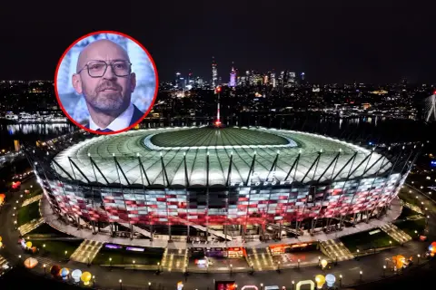 Wizerunek mężczyzny w okularach na tle nocnego Stadionu Narodowego. Dyskusja o tym, ile kosztował Stadion Narodowy, trwa.
