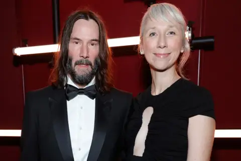Keanu Reeves z żoną, Alexandrą Grant, na czerwonym dywanie.