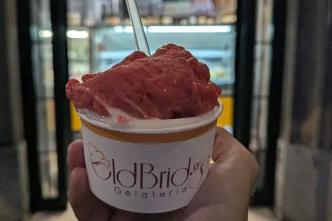 Un délice de glacier à Rome, une coupe de sorbet fraise onctueux de Old Bridge Gelateria.