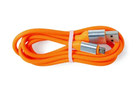 Pomarańczowy kabel USB z wtyczkami USB-A i micro USB, zwinięty i związany różową gumką.