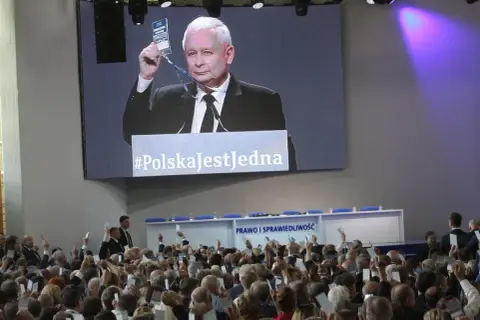Jarosław Kaczyński na ekranie, tłum z kartkami. Sekrety spotkań w Przysusze, co działo się za zamkniętymi drzwiami kongresu.
