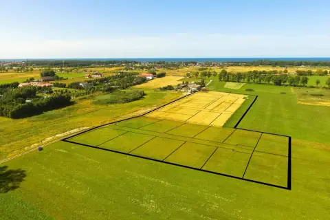 Działka z podziałem na mniejsze parcele, z widokiem na morze. Planowane podniesienie terenu o 50 cm ułatwi budowę.