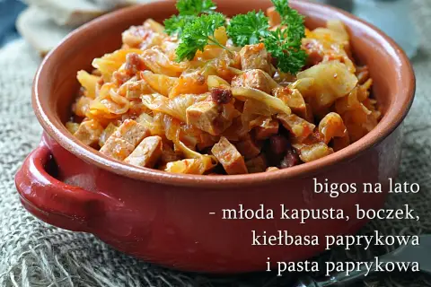 Letnia wersja bigosu z młodej kapusty, boczku, kiełbasy paprykowej i pasty paprykowej. Idealny przepis, jak ugotować dobry bigos z młodej kapusty.