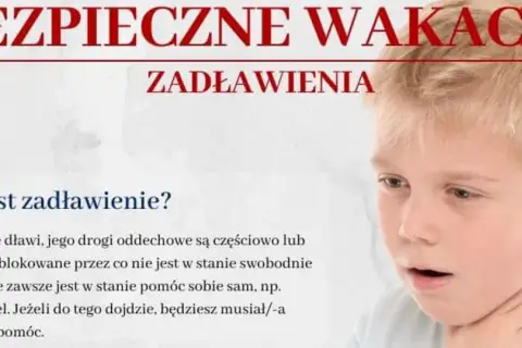 Chłopiec z otwartymi ustami, trzymający się za gardło. Tekst informuje o zagrożeniu zadławieniem podczas wakacji.