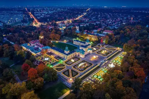 Nocne ogrody świateł Warszawa w Wilanowie. Pałac i iluminowane ogrody w jesiennej scenerii.