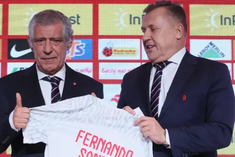 Dwóch mężczyzn w garniturach prezentuje koszulkę z napisem "Fernando Santos". To dowód na to, że polscy trenerzy za granicą odnoszą sukcesy.
