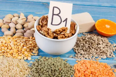 Tiamina co to? Orzechy, nasiona, soczewica, ryż, groch, pistacje, pomarańcza i drożdże – produkty bogate w witaminę B1.