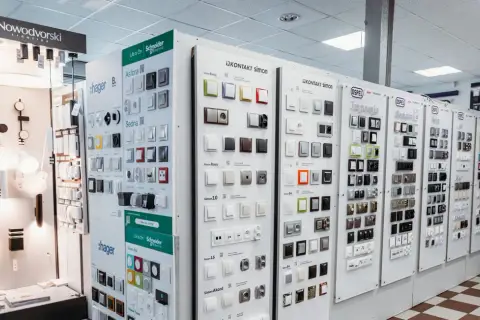 W hurtowni elektrycznej Zator znajdziesz szeroki wybór osprzętu elektroinstalacyjnego, w tym gniazdka i włączniki Simon.