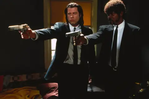 Vincent Vega i Jules Winnfield z Pulp Fiction, filmu często uznawanego za jeden z 10 najlepszych filmów wszechczasów, celują z broni.
