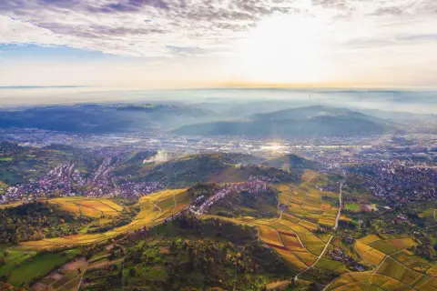 Sonnenuntergang über Stuttgart. Weinberge und Häuser schmiegen sich an die Hügel. Perfekt für eine Wanderung.