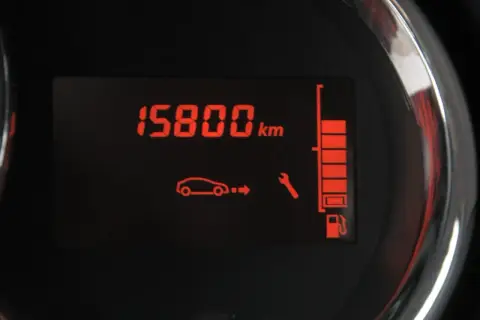 Dacia Duster: 15800 km przebiegu, kontrolka serwisu i wskaźnik paliwa. Czas na kasowanie inspekcji.