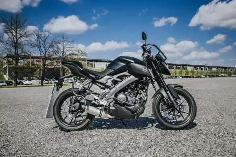 Czarny motocykl Yamaha na parkingu. Idealny na pierwszy pojazd, gdy zastanawiasz się, prawo jazdy a1 od ilu lat można zdobyć.