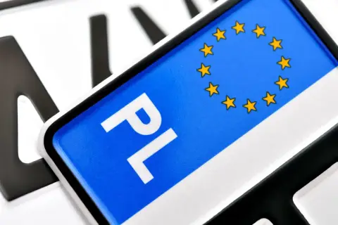 Polskie tablice rejestracyjne z symbolem UE. Zastanawiasz się nad koszt przerejestrowania samochodu?
