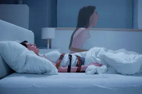 Paralisi del sonno: una donna legata nel letto, con un'ombra di sé che urla. Cosa vedi?