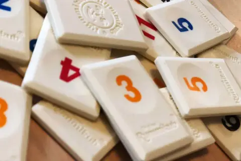 Kafelki do gry rummy z cyframi 3, 4, 5, 6, 12 i 13.