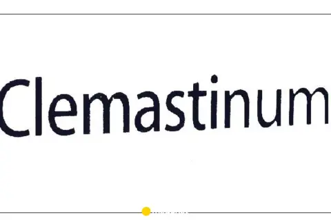 Napis "Clemastinum" na białym tle. To nazwa leku, który może pomóc w łagodzeniu objawów alergii, np. w formie clemastinum syrop.