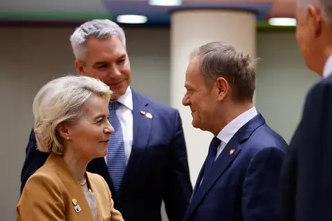 Donald Tusk w Brukseli rozmawia z Ursulą von der Leyen i Karlem Nehammerem.