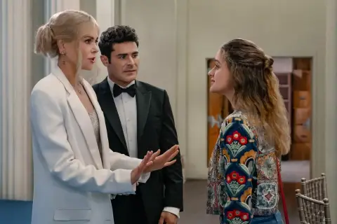 Nicole Kidman, Zac Efron e Joey King in una scena che suggerisce un complesso affare di famiglia.