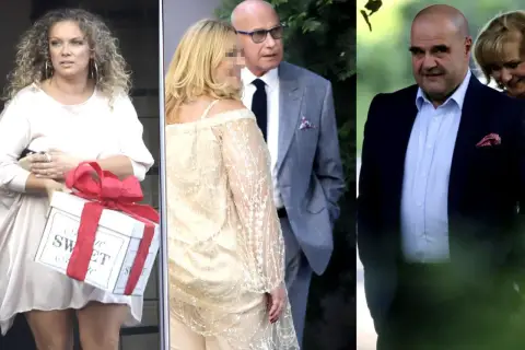 Piotr Machalica ślub. Kobieta z kręconymi włosami niesie prezent. W tle mężczyźni w garniturach.