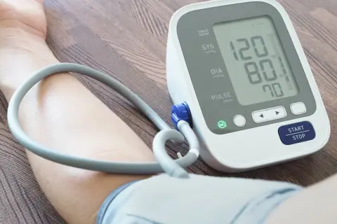 Ciśnienie krwi tabela wiekowa: aparat mierzy ciśnienie 120/80 mmHg i puls 70.