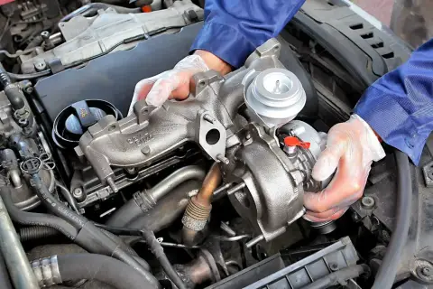 Mechanik montuje turbosprężarkę. Czujnik ciśnienia doładowania znajduje się zazwyczaj w pobliżu turbosprężarki lub na kolektorze dolotowym.
