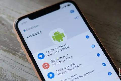 Jak przenieść kontakty na kartę SIM? Ekran telefonu z listą kontaktów i ikoną Androida. Instrukcja krok po kroku.