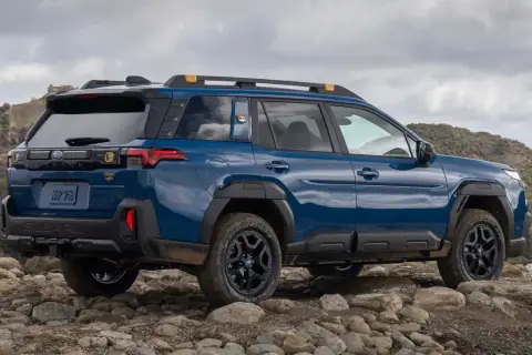 Niebieski Subaru Outback 2026 na kamienistym, górzystym terenie, gotowy na przygodę.