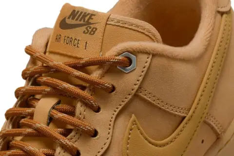 Nahaufnahme eines braunen Nike Air Force 1 Sneakers. Seit wann kamen Air Force 1 raus? Seit 1982!