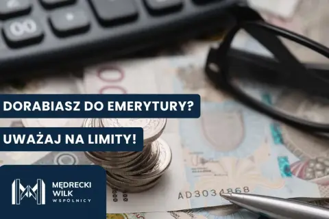 Dorabiasz do emerytury? Uważaj na limity! Kalkulator, okulary i pieniądze sugerują, ile można dorobić do emerytury.