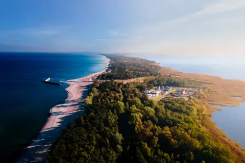 Piękna plaża i las nad morzem. Warto zobaczyć w Mielnie to miejsce, gdzie Bałtyk spotyka się z jeziorem Jamno.