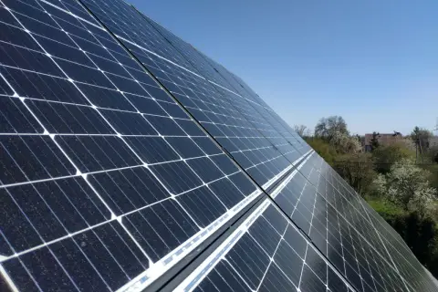 Panele fotowoltaiczne na dachu, idealne do rozważań, jak wybrać najlepszy czujnik do pomiarów w systemach fotowoltaicznych.