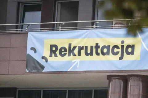 Baner z napisem "Rekrutacja" na budynku. Czas na studia!