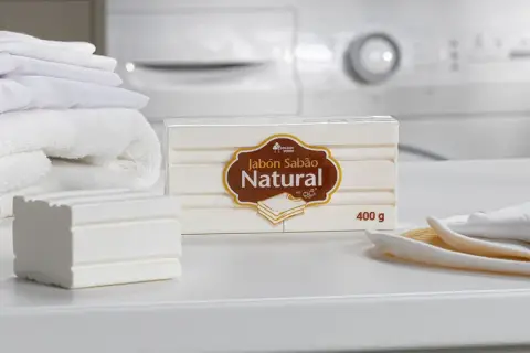 Jabón natural en barra, ideal para la colada. La glicerina vegetal de Mercadona cuida tu ropa y tu piel.