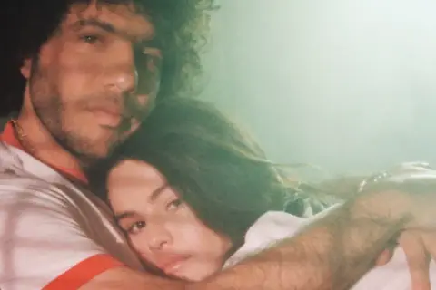 Jonas Brothers "Leave Before You Love Me" tekst: czułe objęcie pary, ona wtulona w jego ramię, on obejmuje ją.