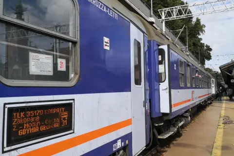 Pociąg TLK 35170 Karpaty z Gdyni Głównej do Zakopanego, wagon 31. Rozkład miejsc widoczny na tablicy.