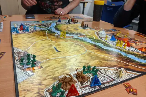 Bitwa o starożytne Kemet trwa. Zielone i żółte armie walczą o kontrolę nad Nilem, a gracze planują swoje ruchy.