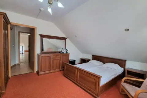 Przytulny pokój z łóżkiem, szafą i komodą z lustrem. Idealne miejsce na wypoczynek w Paradiso Park Pobierowo.