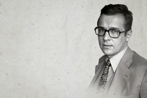 Portret Krzysztofa Zanussiego w okularach, w garniturze i krawacie. Jego filmy to klasyka polskiej kinematografii.