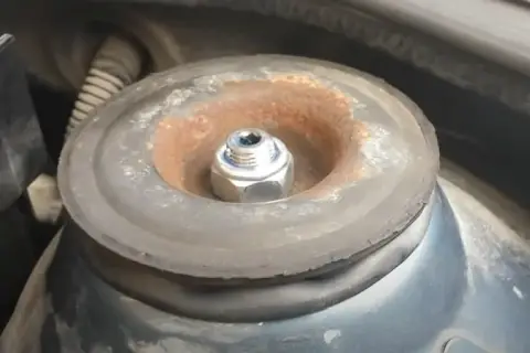 Objawy uszkodzonej poduszki amortyzatora w BMW E39 – nie ignoruj tych sygnałów