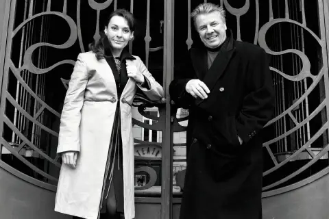 Założyciel Teatru Kamienica, Andrzej Grabowski, z żoną Anną Grabowską przed wejściem do teatru.
