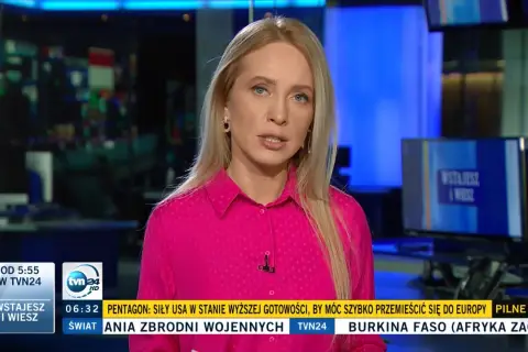 Monika Tomasik, dziennikarka TVN24, w różowej koszuli informuje o wydarzeniach na świecie.