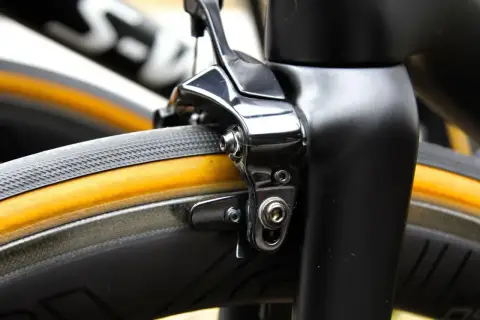 Szukasz informacji, jakie klocki hamulcowe do roweru tarczowe? Ten rower ma hamulce szczękowe, a nie tarczowe.
