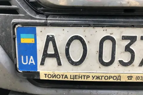 Ukraińska rejestracja UA AO 037 z flagą Ukrainy. Widoczny napis "TOYOTA CENTR UZHHOROD".