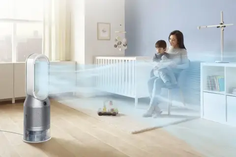 Nowoczesny oczyszczacz powietrza w pokoju dziecięcym. Matka czyta dziecku książkę w otoczeniu czystego powietrza. Sprawdź nasz oczyszczacze powietrza ranking.