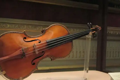 Piękny skrzypce Stradivarius, jak rozpoznać oryginał? Zwróć uwagę na detale, lakier i kształt.