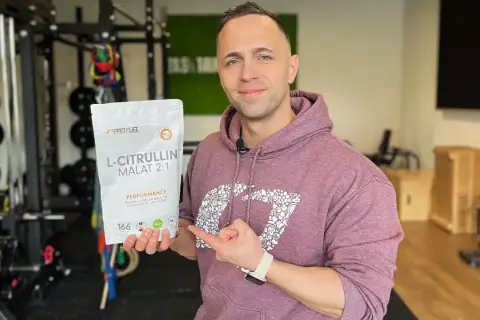Mann im Fitnessstudio hält L-Citrullin Malat 2:1. Informationen zu möglichen citrullin malat nebenwirkungen sind auf der Verpackung nicht ersichtlich.