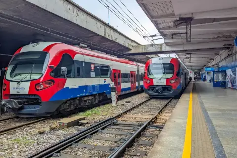 Dwa pociągi WKD na stacji Warszawa Raków. Jeden z nich, EN97-007a, stoi bliżej, gotowy do odjazdu.